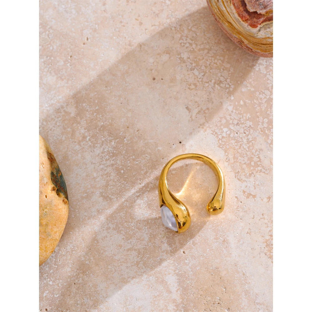 Minimal band highlighting ring size from ring guidance for easy fit