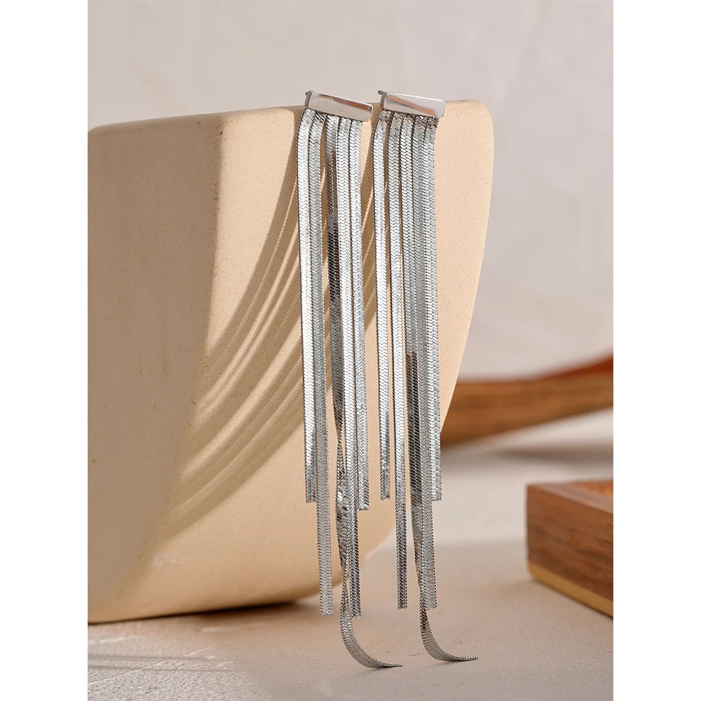 Gold and chain pairing that suits earrings gold gold outfits