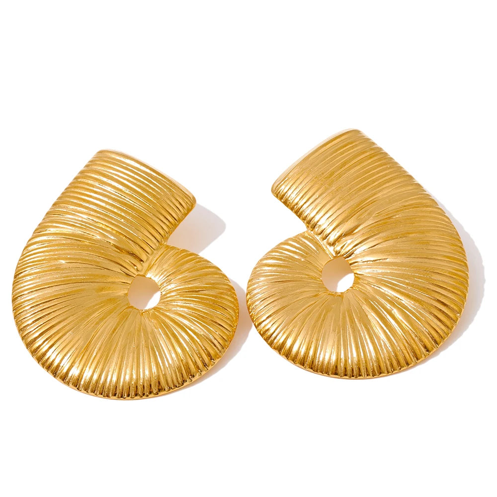Elegant ear rings gold studs built for long-lasting finish