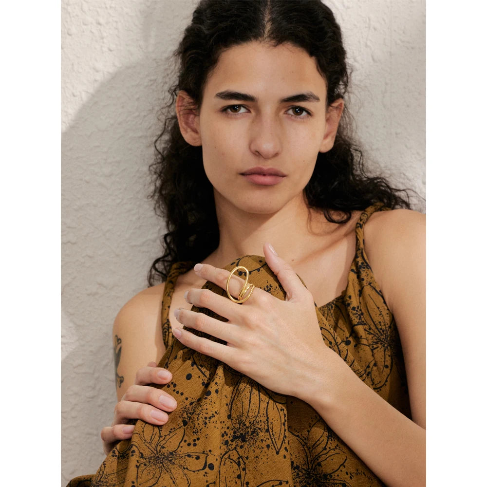 Closeup of ring with size profile showing ring size from ring clarity