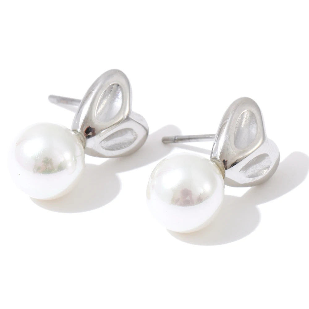 Lightweight stud earrings with gold plated heart and pearl