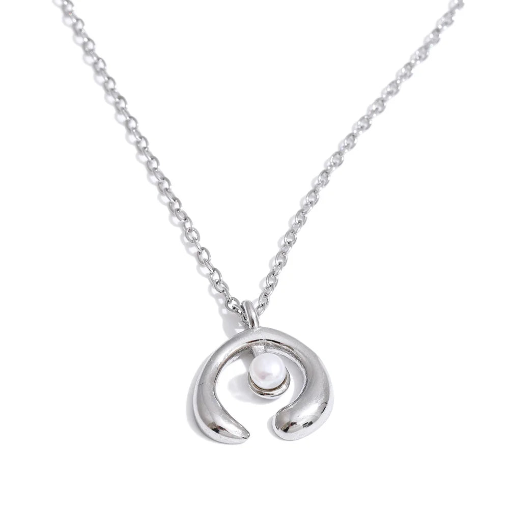 Elegant pearl in necklace design with radiant chain finish