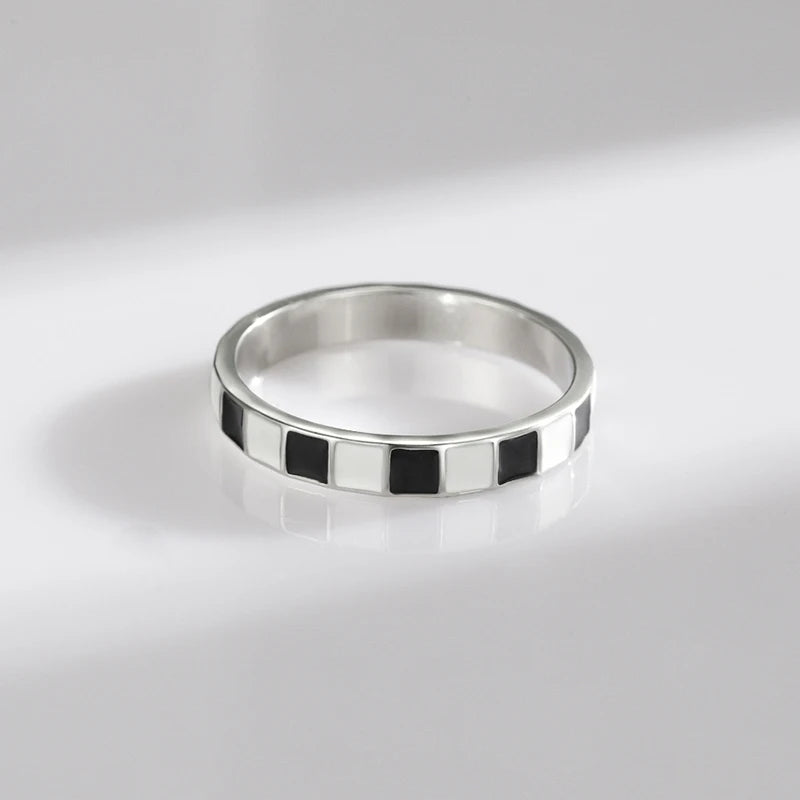 Ring with size fixed silver build and graphic grid design