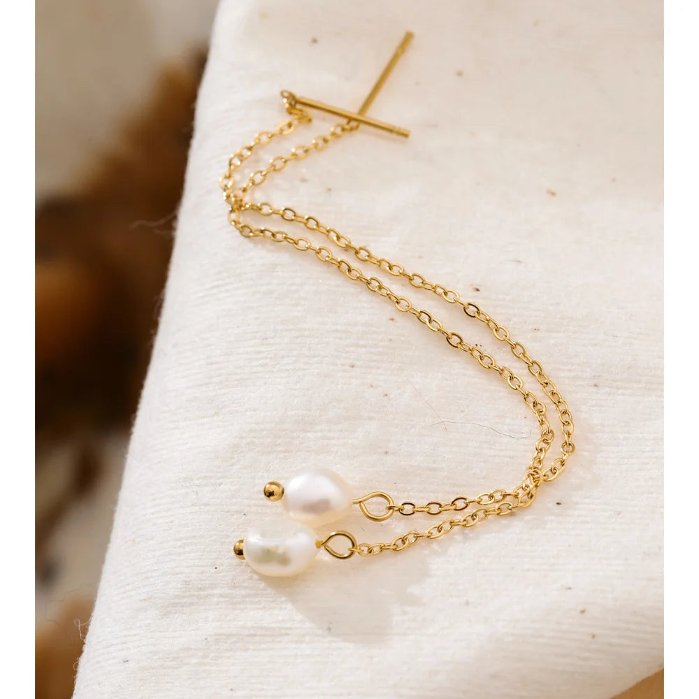 Stylish earrings earrings gold with flowing pearl chain
