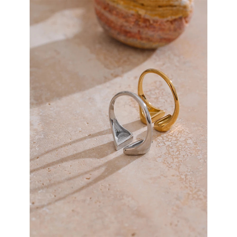 Women jewelry ring in gold plated stainless steel with heart motif