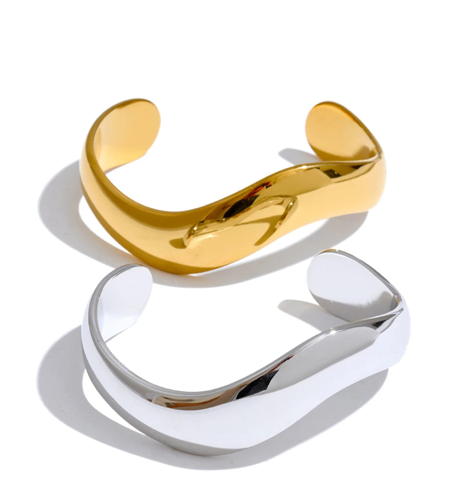 Polished gold bangle bangle with smooth curved lines