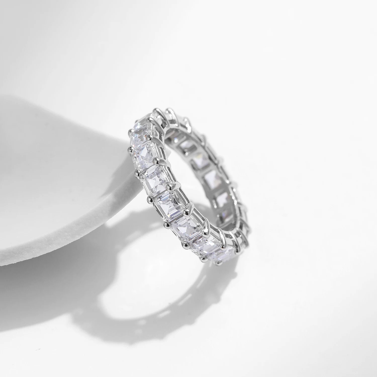 Elegant wedding ring ring profile with polished setting