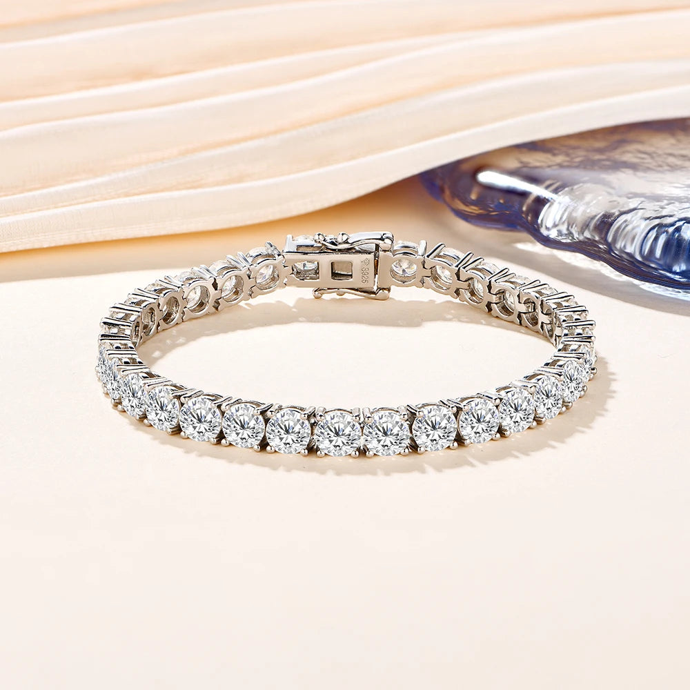 Bracelet with gold and moissanite for classic tennis bracelet style