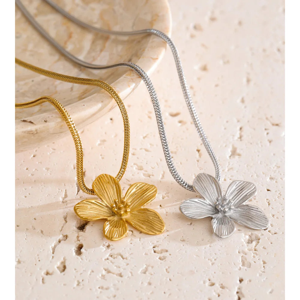 Elegant chain necklace gold plated with floral pendant