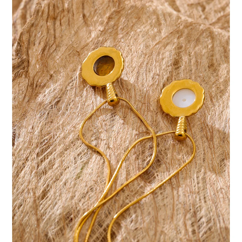 Pearl with necklace design in polished gold plated finish