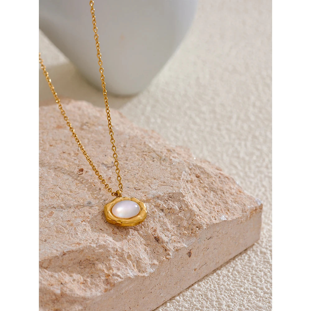 Natural Shell Round Pendant Necklace