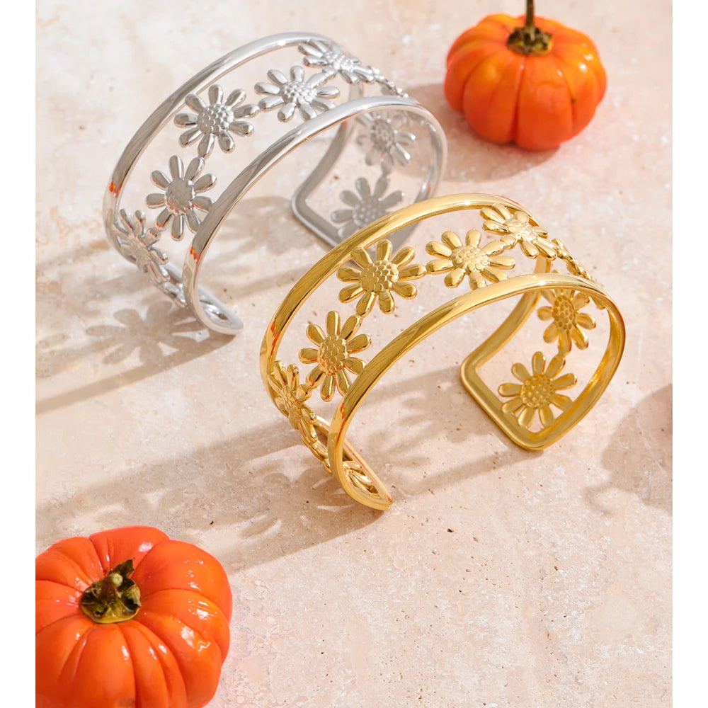 Elegant bracelet charm bracelet design with floral detail