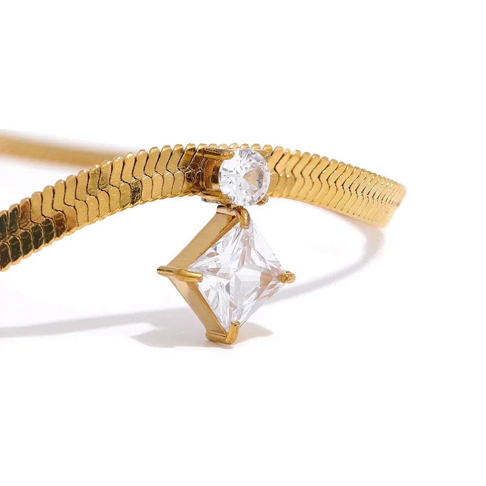 Layered chain gold chain arrangement with a luminous pendant