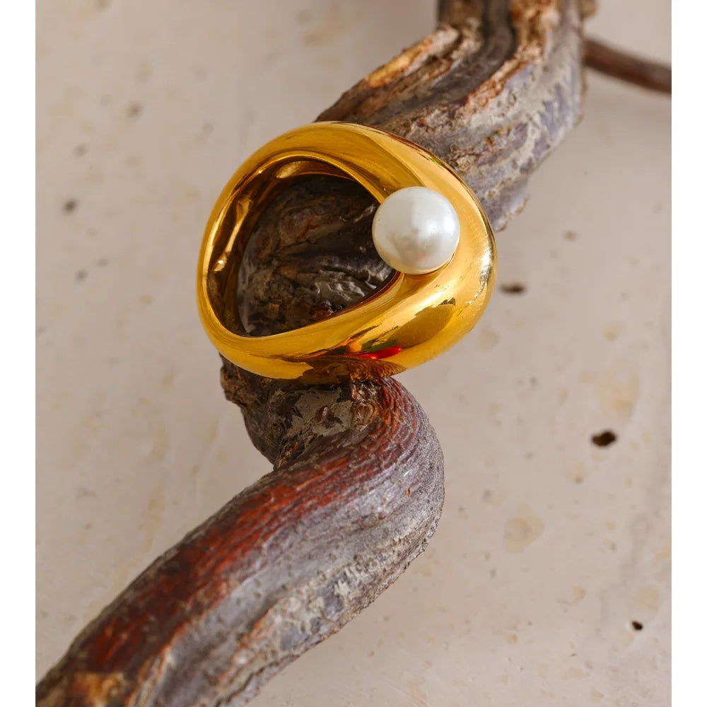 Ring with size design featuring polished pearl accent