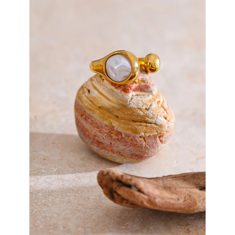 Side angle showing ring with size contour and ringed pearl glow