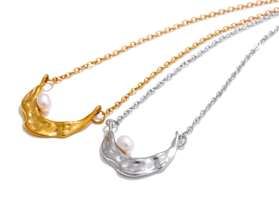 Necklace heart mood with pearl and necklace harmony in golden jewelry