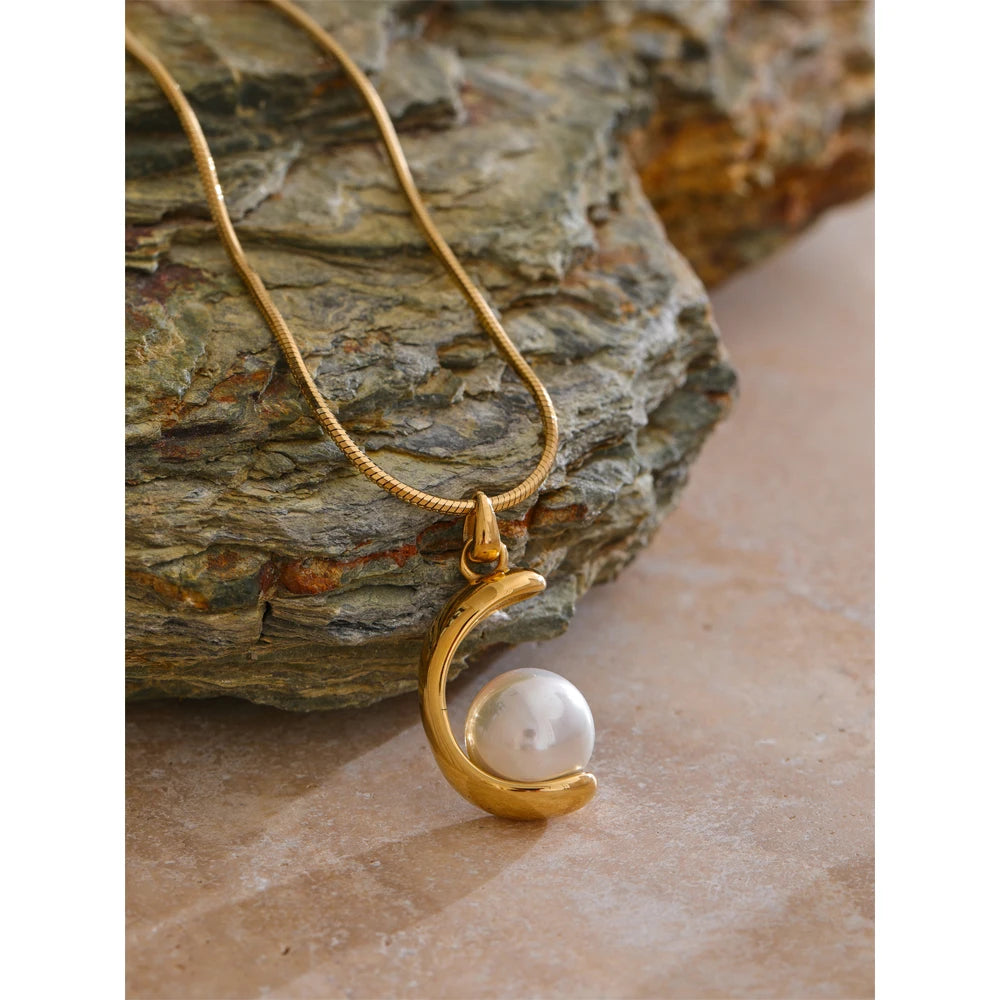 Elegant Geometric Imitation Pearl Pendant Necklace