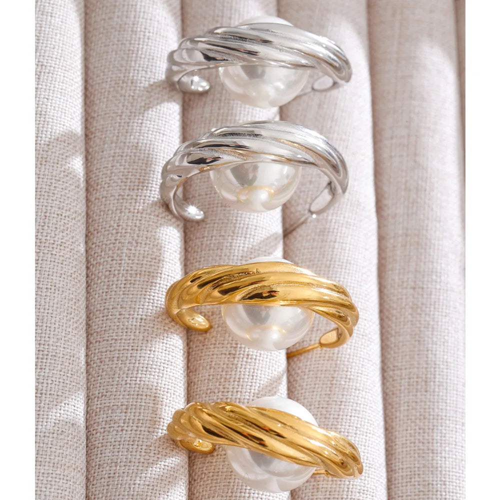 Women’s huggie earrings gold earrings with smooth pearl design