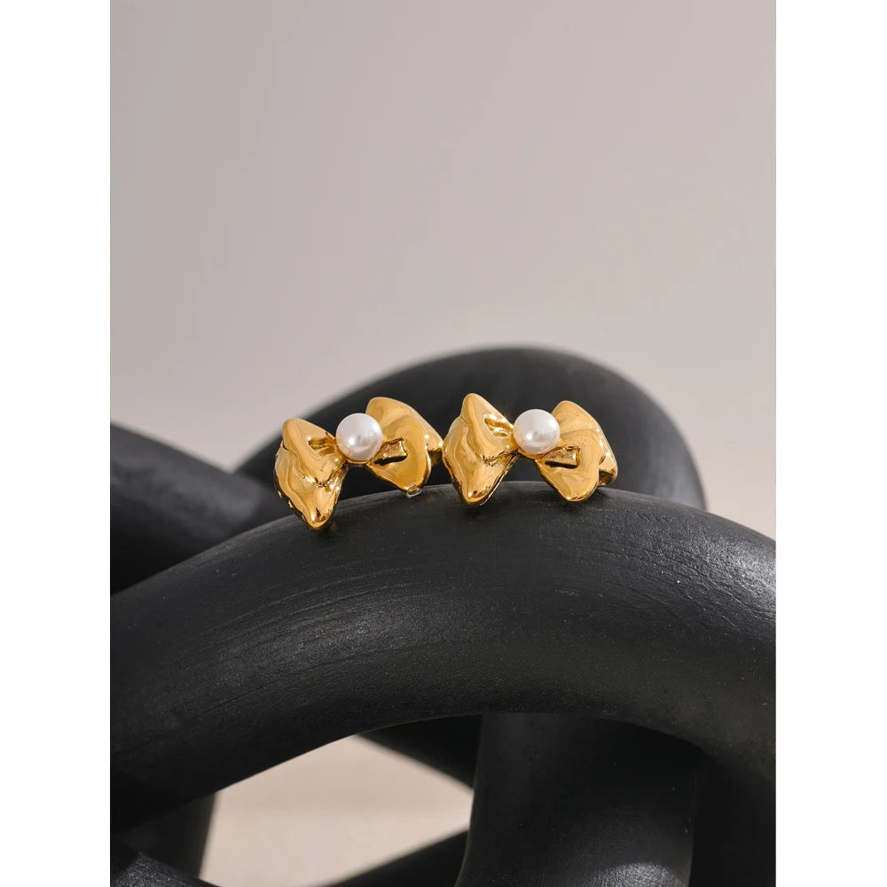 Ear rings in gold earrings finish with classic bow knot charm