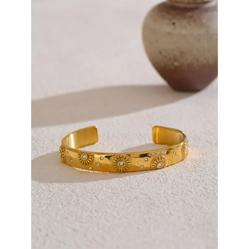 Flower motif gold jewelry set including earrings bracelet ring