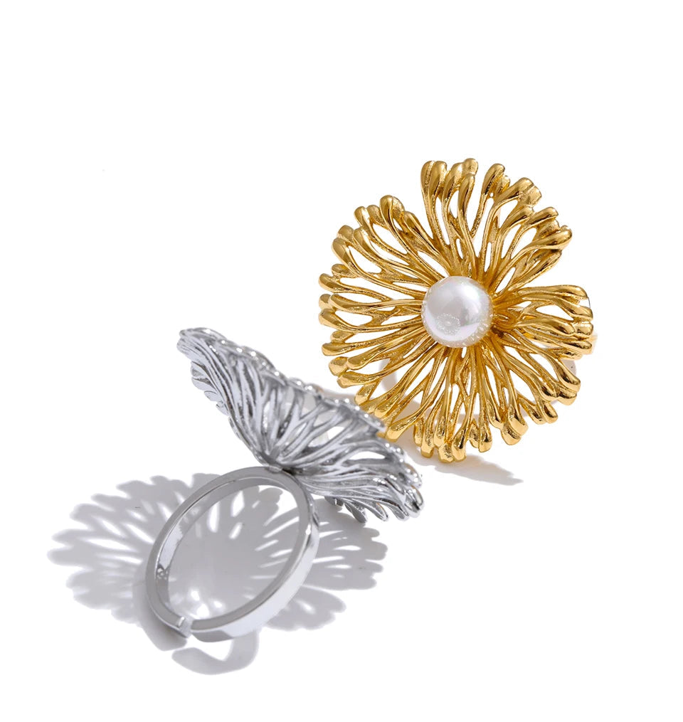 Chic floral ring with pearl center and golden shine
