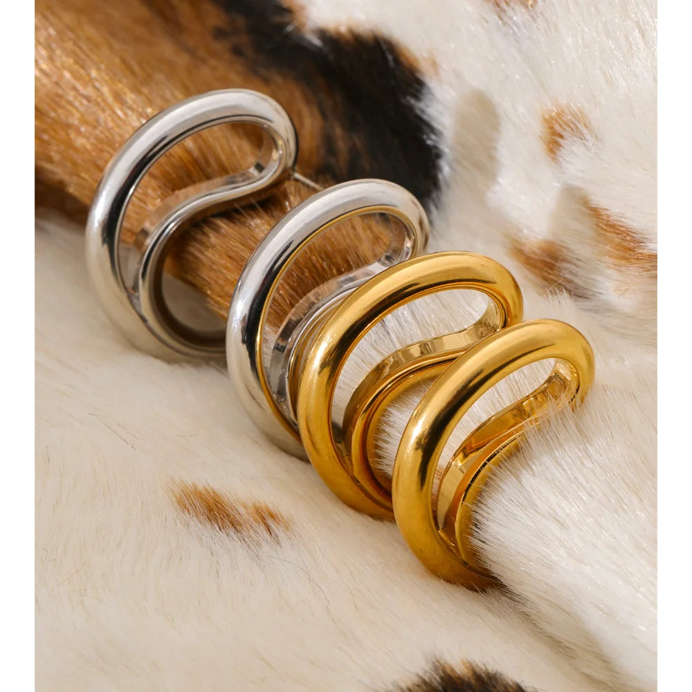 Stylish ear rings gold earrings with artistic geometric form