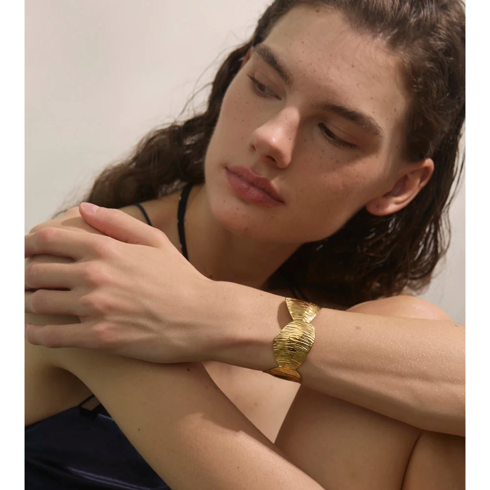 Polished gold bracelet gold surface with smooth interior comfort