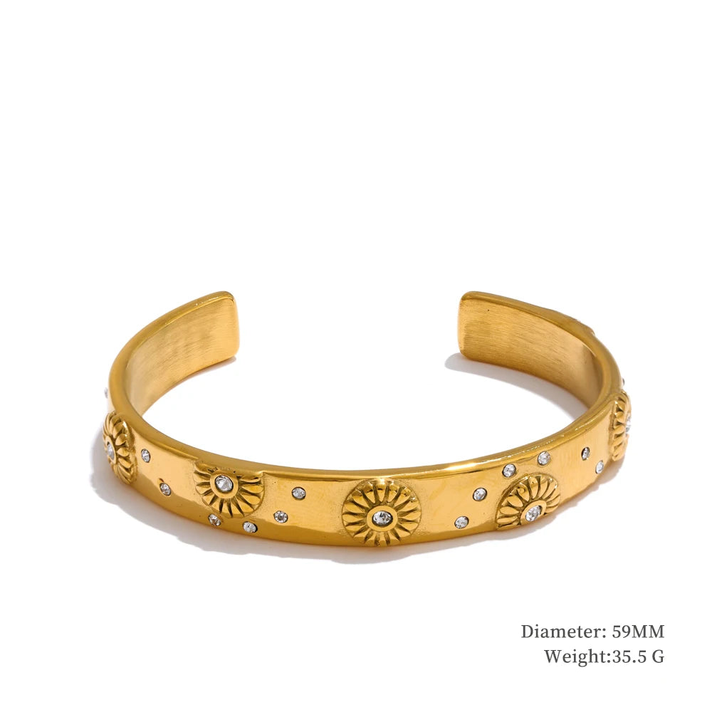 Set of gold jewelry: daisy earrings bracelet and ring