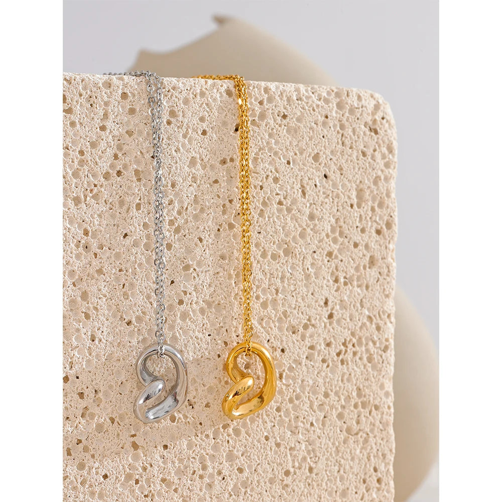 Twisted Heart Love Necklace in 18K Gold