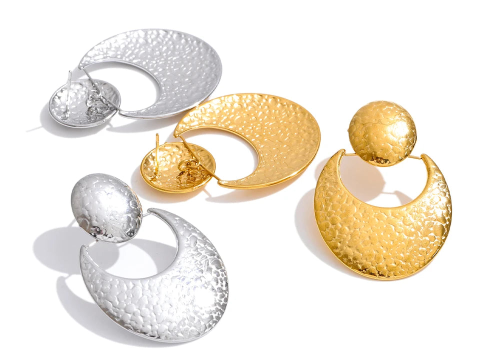 Fashion earrings earrings gold with hammered texture and contemporary style