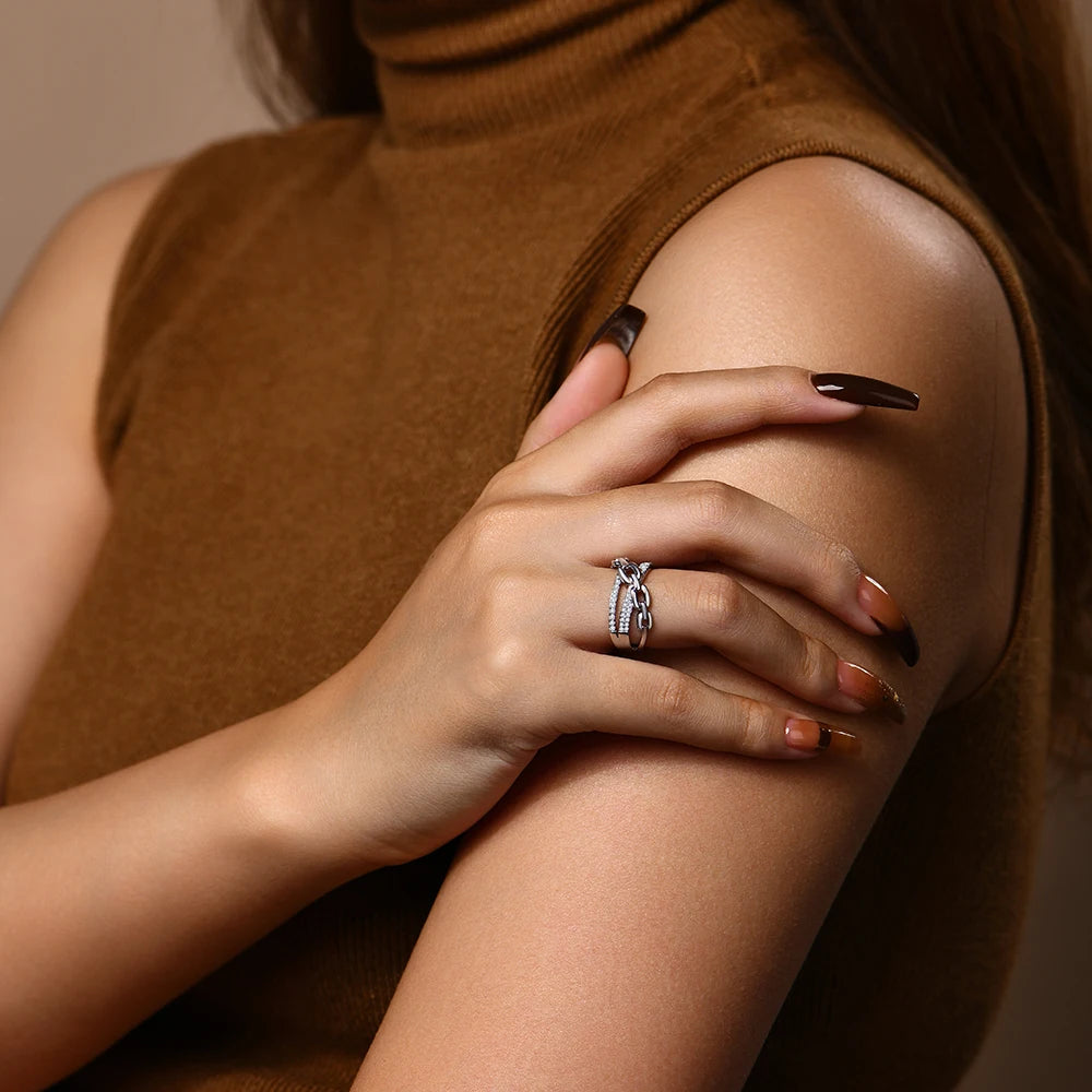 Sparkling moissanite diamonds in a classic solitaire moissanite ring