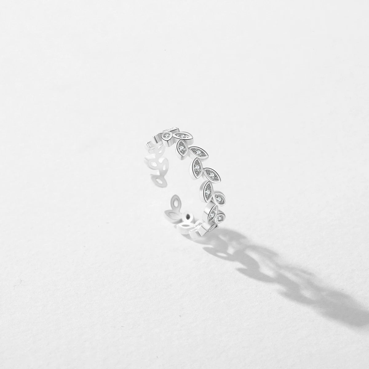 925 sterling silver silver ring designed with a subtle tree leaf