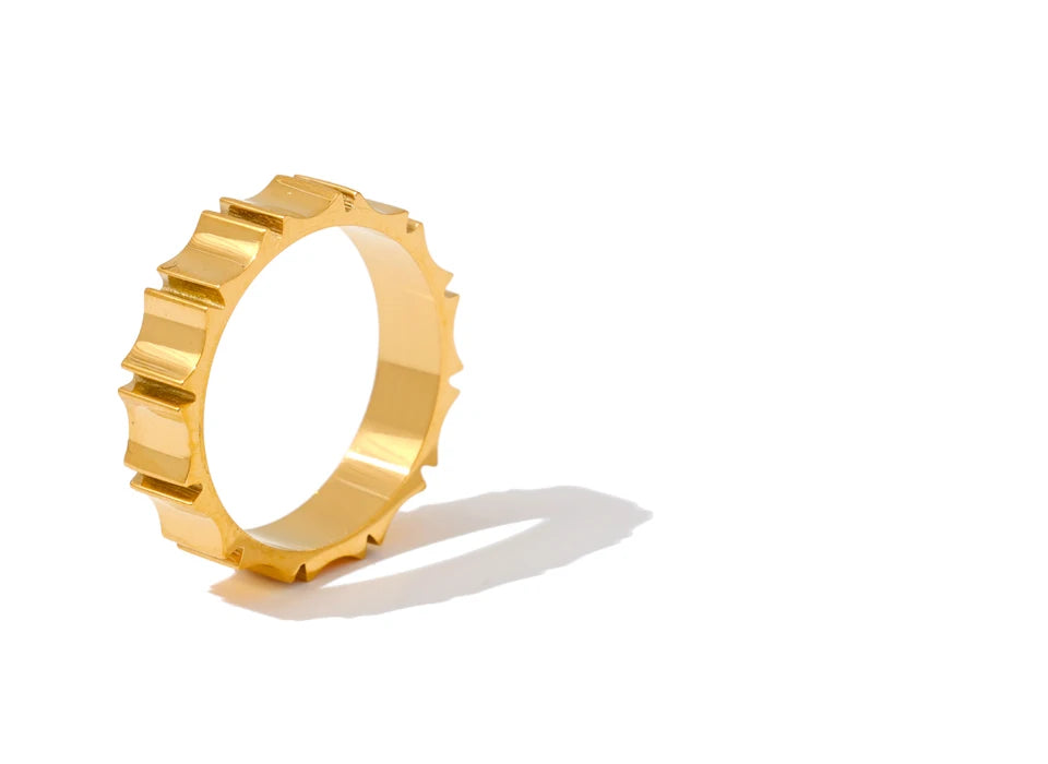 Ring with gold shine and distinctive contemporary form