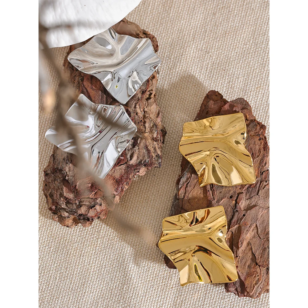 Clean profile stud earrings with a bright gold plated surface