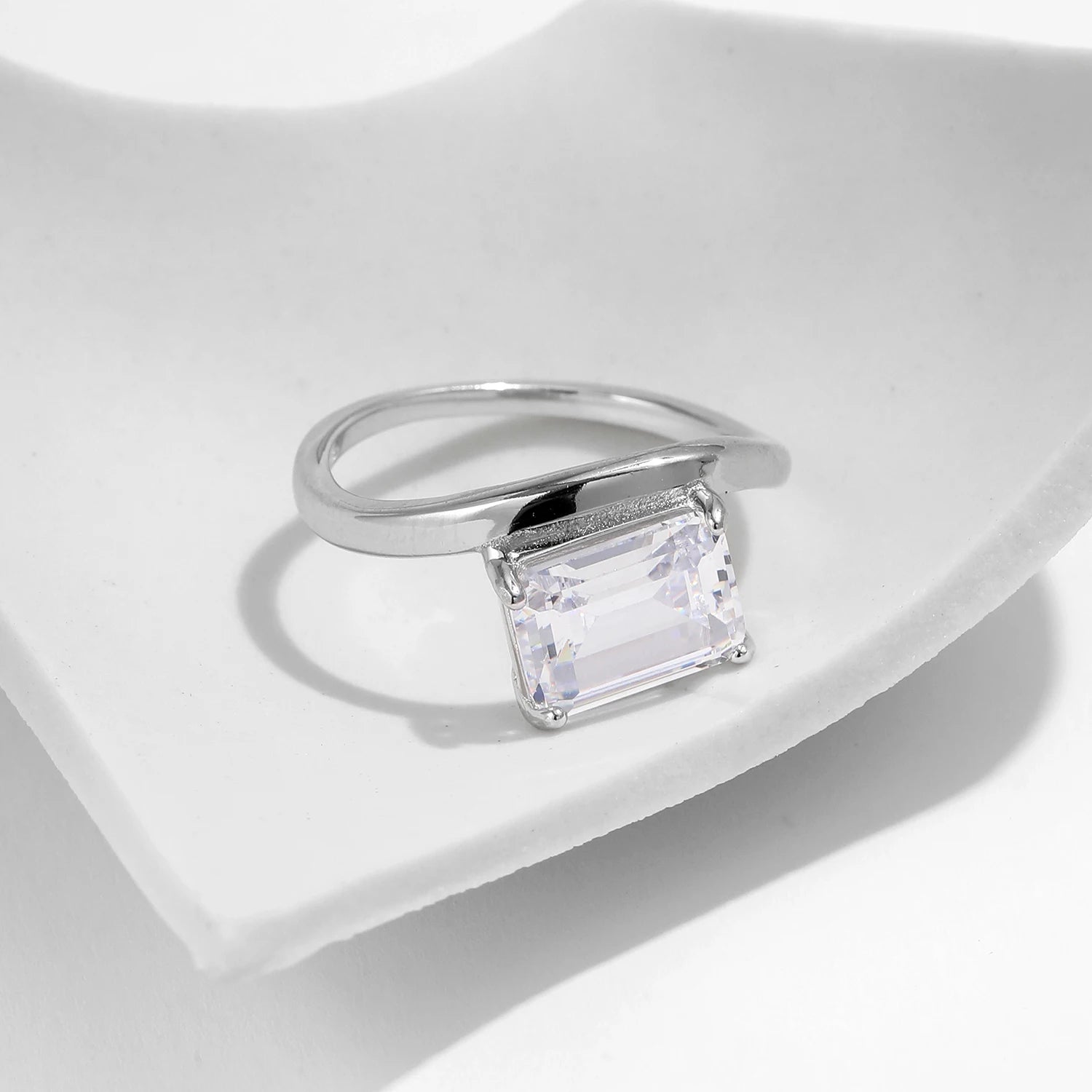 Fashion rectangle CZ ring structured design with continuous line
