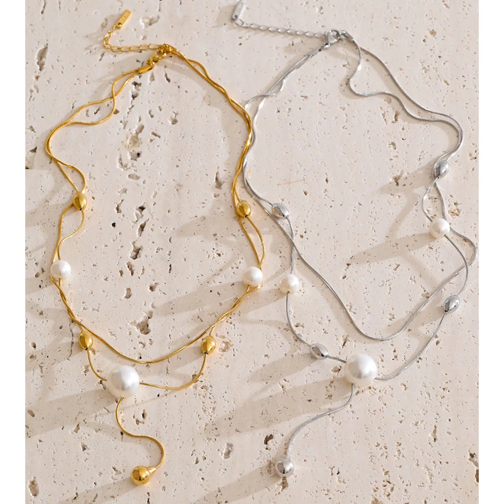 Stainless steel necklace with pearl and necklace detailing