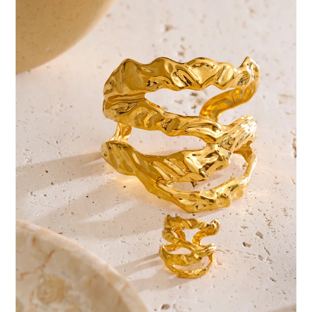 Stylish bracelet with gold plated finish paired with rings accessory