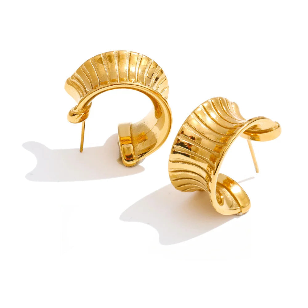 Gold plated striped C shape huggie earrings in stainless steel