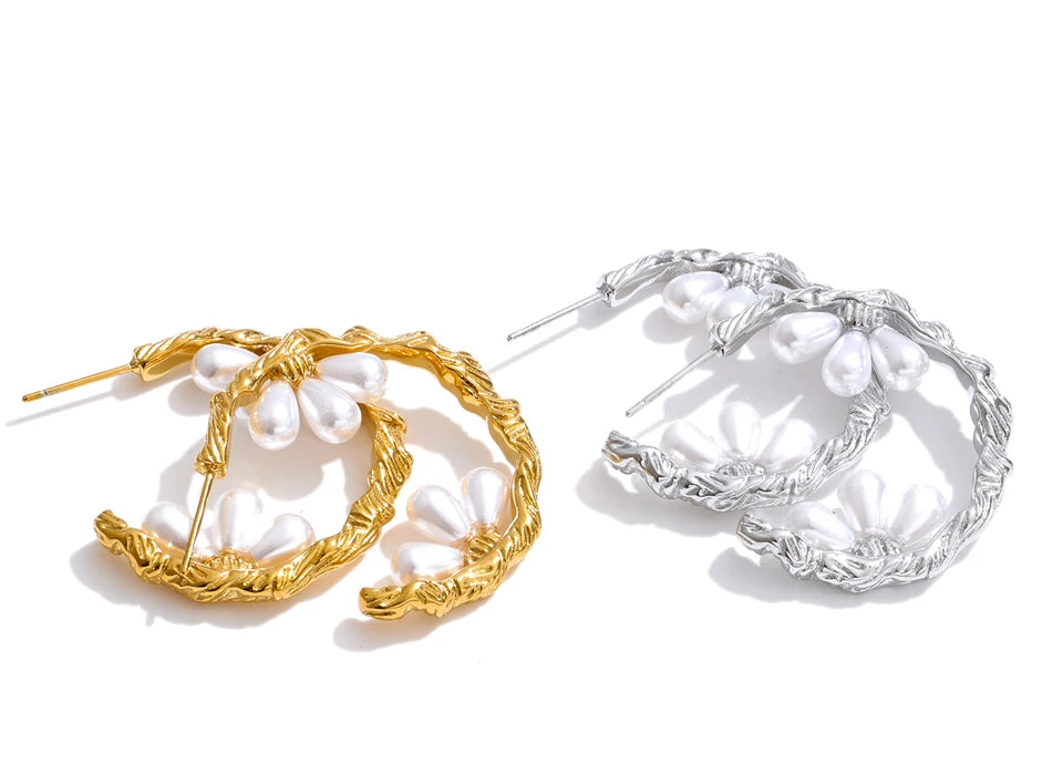 Stylish earrings gold gold with unique C shape and pearl detail