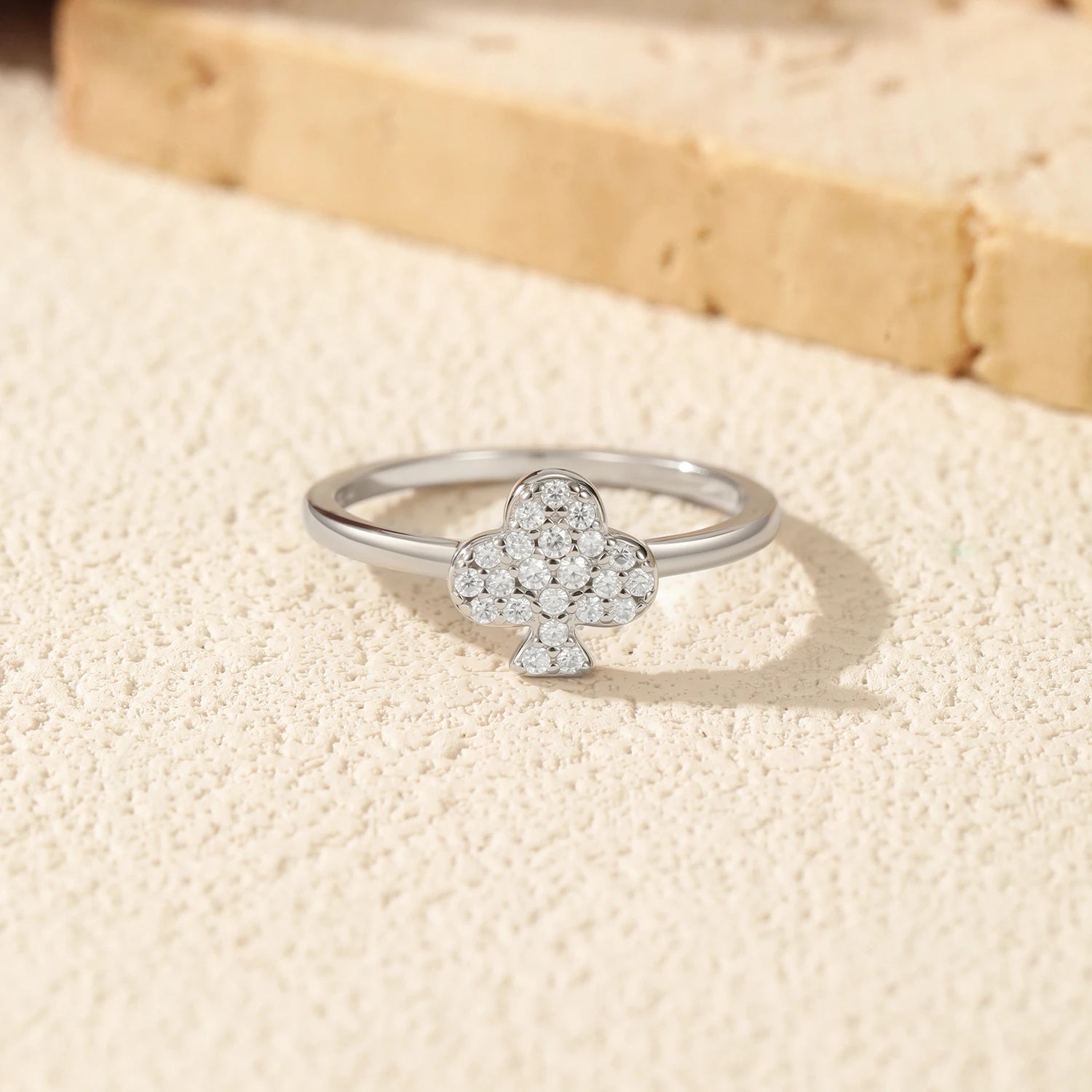 Stylish ring size design with shimmering moissanite