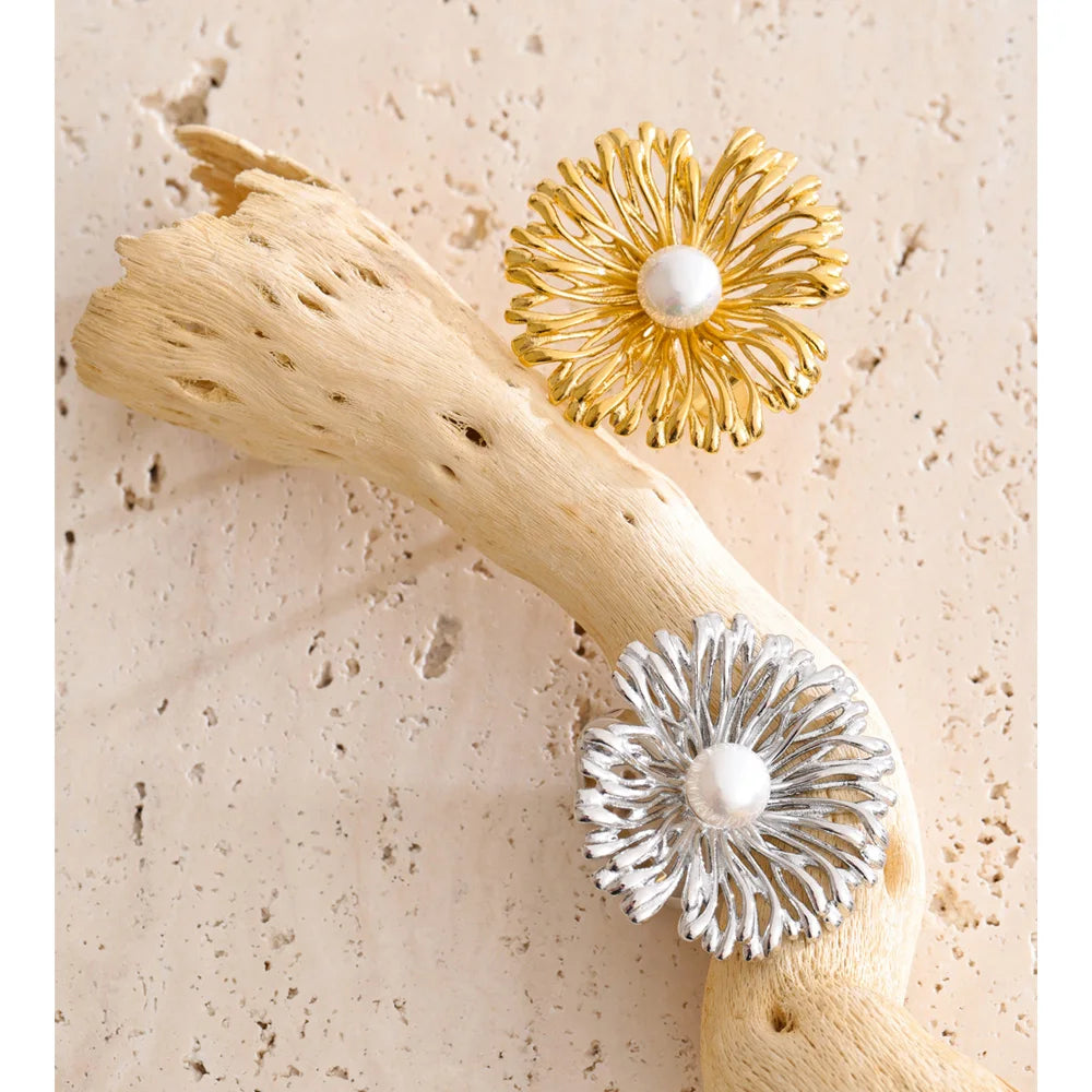 Gold jewelry ring featuring delicate pearl and flower