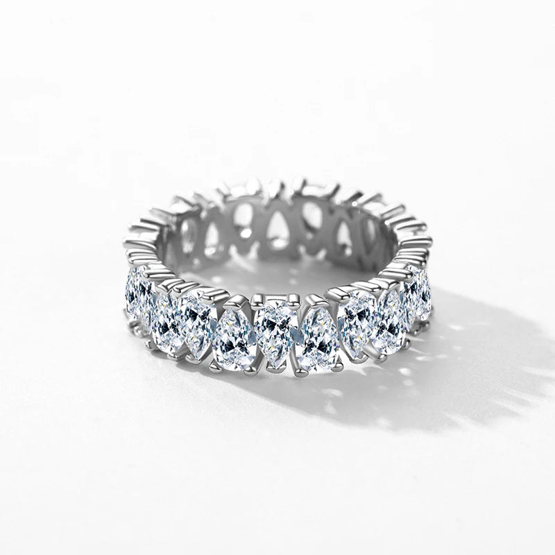 Elegant water drop zircon set as a wedding ring in wedding scenes