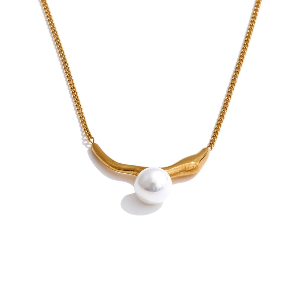 Pearl necklace with gold plated stainless steel chain