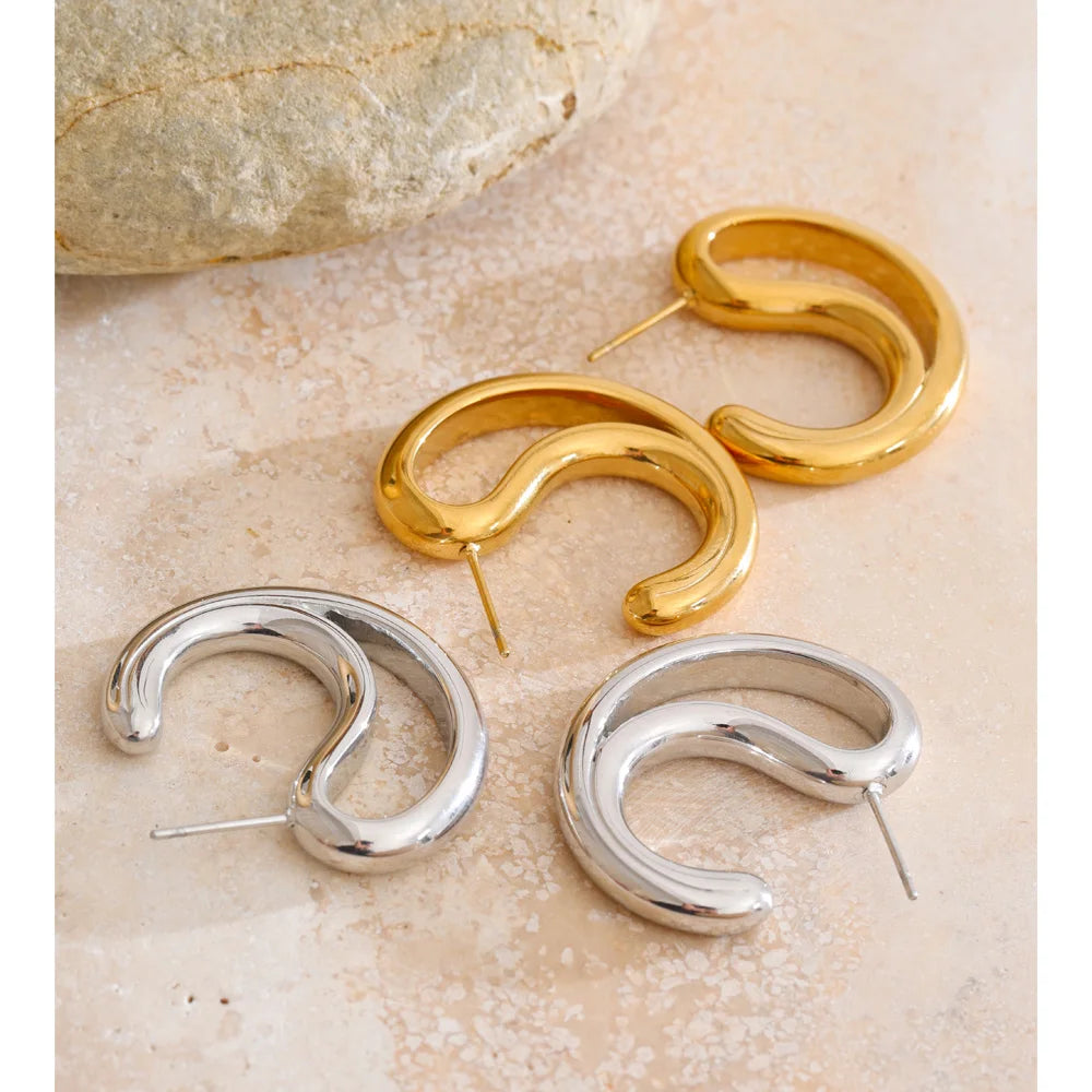 Creative gold jewelry earrings with open geometric design