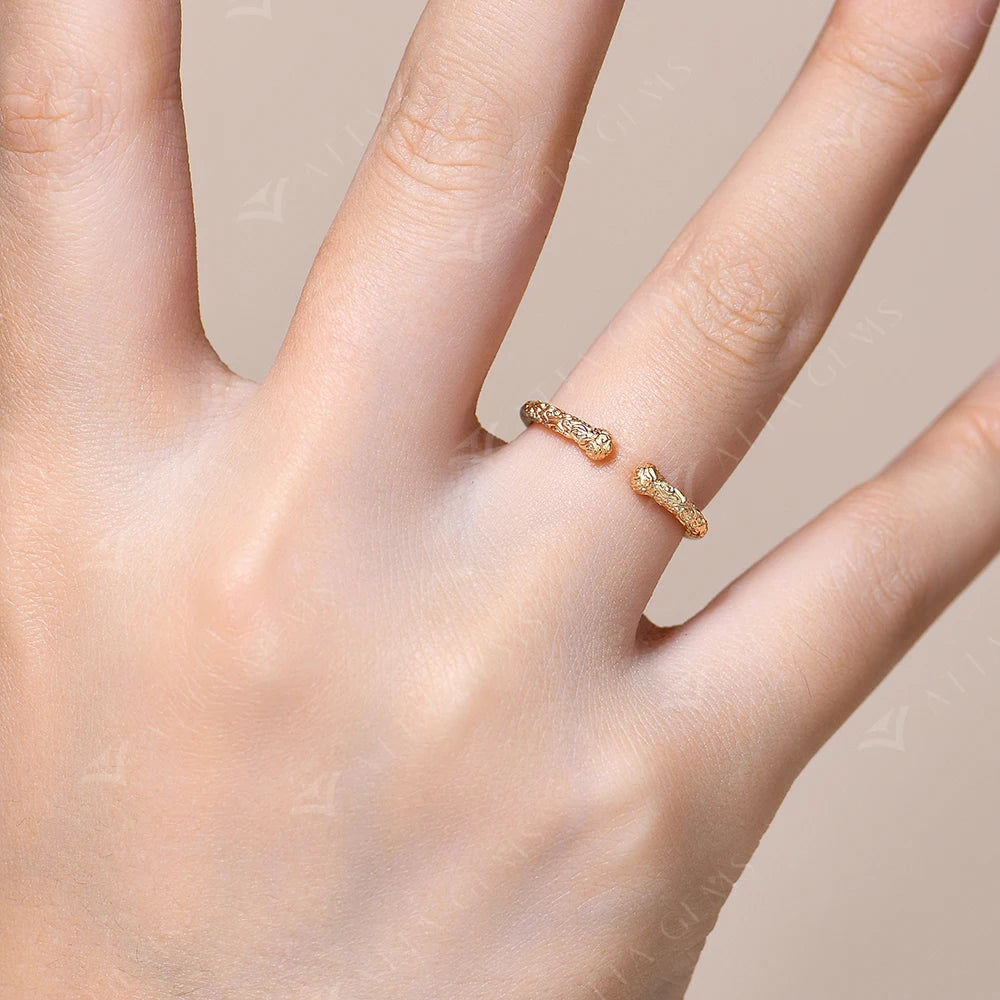 Hoop ring ring with gold polish and engraved detail
