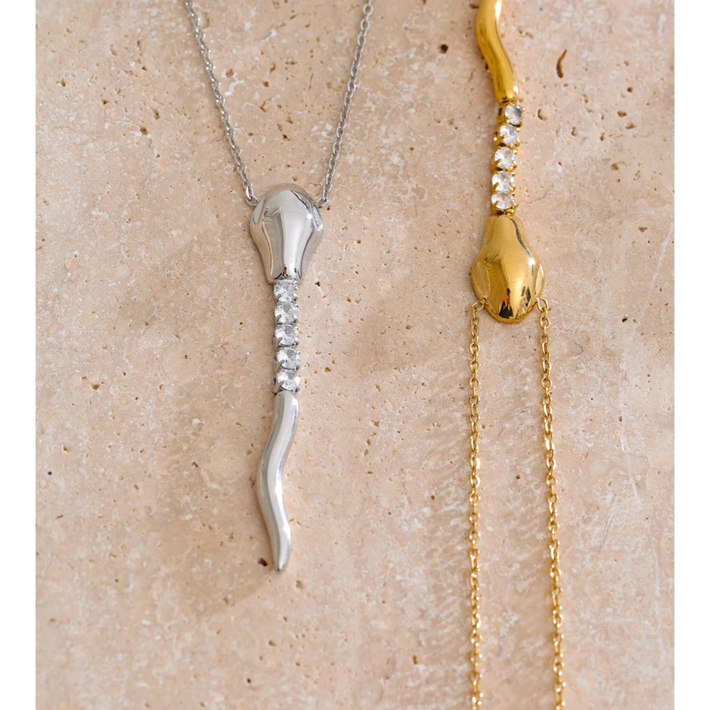 Elegant gold necklace necklace with snake charm and zirconia detail