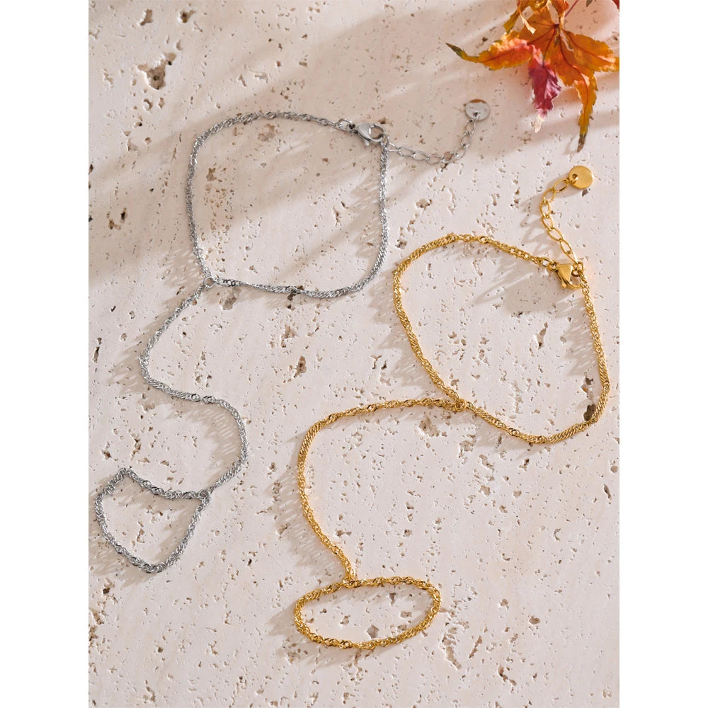 Close view of ring chain connection on bracelet bangle in gold with polished links