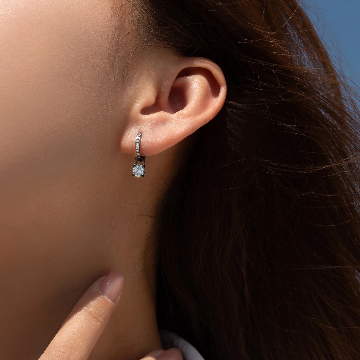 Elegant swing hoop earrings with bright moissanite earrings center stones