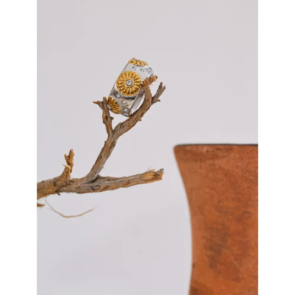 Coordinated daisy flower set with gold finish pieces