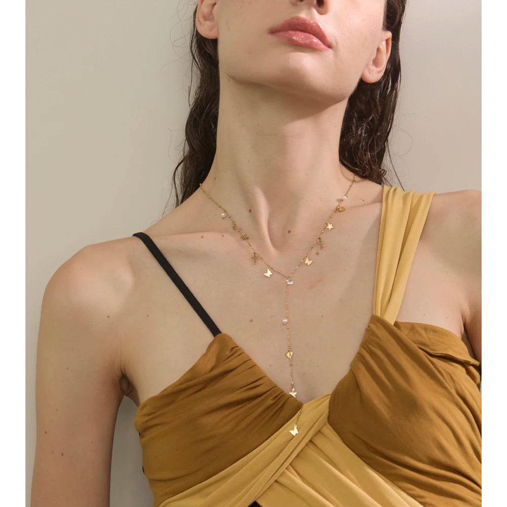 Pendant for a necklace capturing butterfly shape and luminous pearl